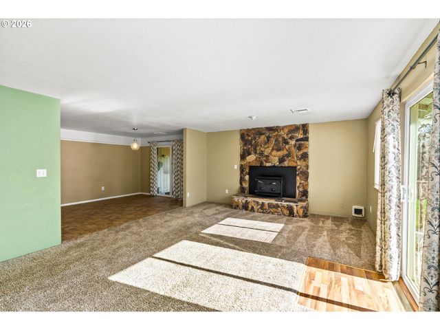 2248 LA CANADA Dr, Roseburg, OR 97470