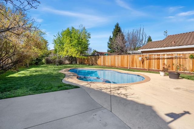 10 Cool Fountain Ct, Sacramento, CA 95833