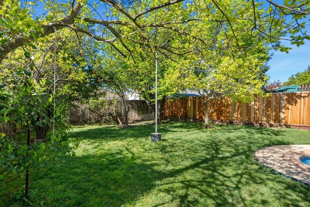 10 Cool Fountain Ct, Sacramento, CA 95833