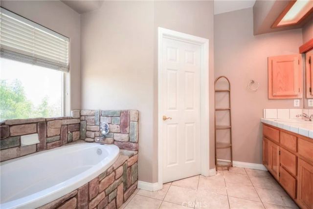 11020 Lantry, Oak Hills, CA 92344