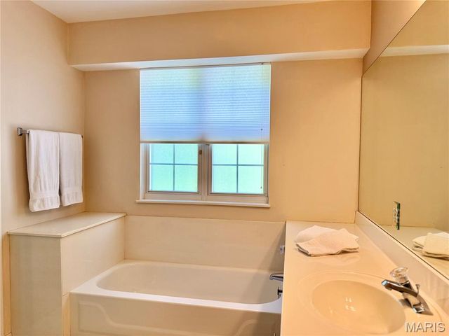 633 Lind Road, St Louis, MO 63125