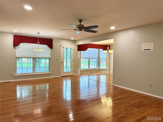 633 Lind Road, St Louis, MO 63125