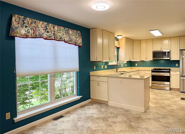 633 Lind Road, St Louis, MO 63125