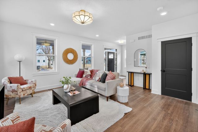 425 E Granger Avenue, Des Moines, IA 50315