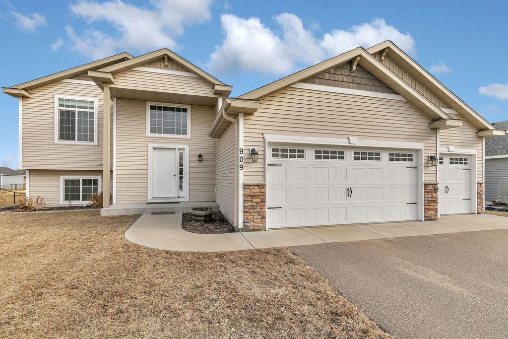 909 4th Street NE, Rice, MN 56367