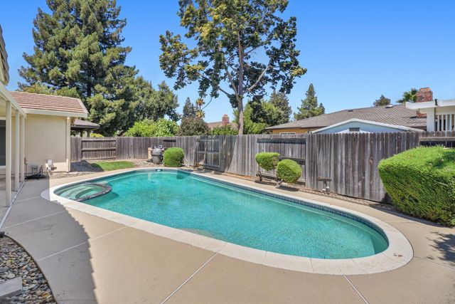 6995 Wavecrest Way, Sacramento, CA 95831