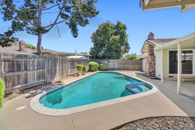 6995 Wavecrest Way, Sacramento, CA 95831