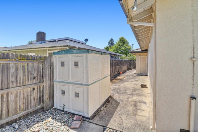 6995 Wavecrest Way, Sacramento, CA 95831