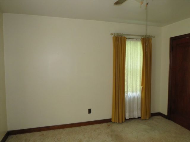 225 N Main St, Houston, PA 15342