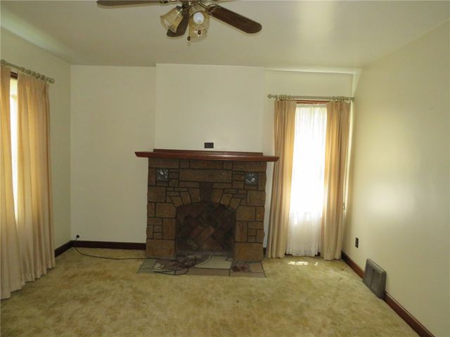 225 N Main St, Houston, PA 15342