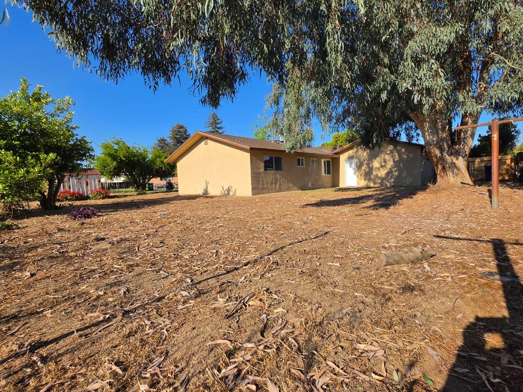 Image 15 of property listing at 1324 Hume Drive, Sanger, CA 93657