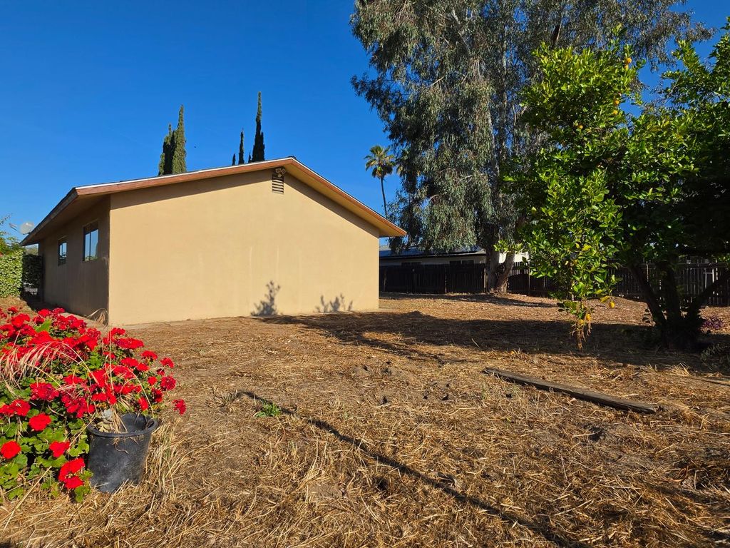 Image 16 of property listing at 1324 Hume Drive, Sanger, CA 93657