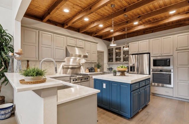 745 Lookout Drive, Lakehills, TX 78063
