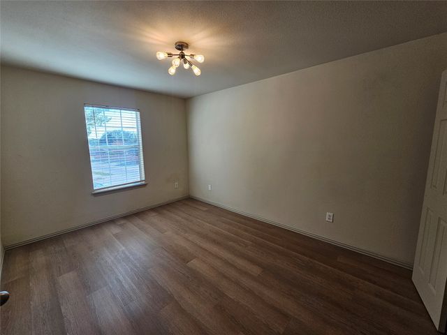 393 Ivan Drive, Lewisville, TX 75067