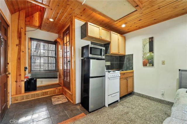 373 Redwood Lane, Crestline, CA 92325