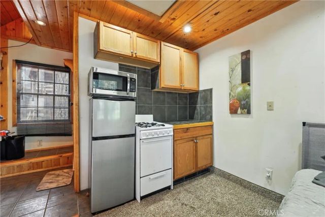 373 Redwood Lane, Crestline, CA 92325