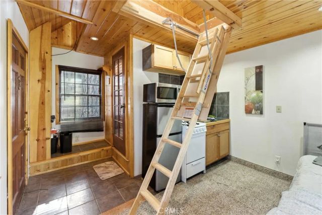 373 Redwood Lane, Crestline, CA 92325