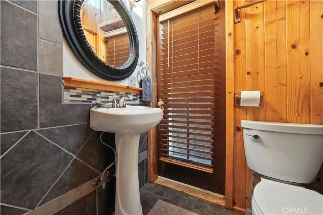 373 Redwood Lane, Crestline, CA 92325