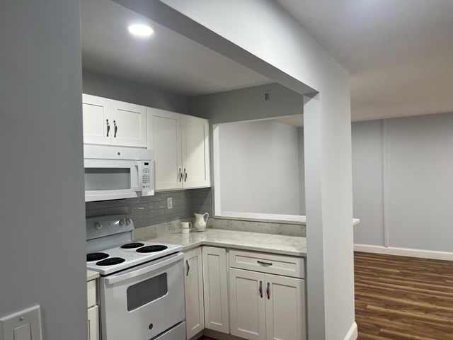 800 Bearses Way 4EC, Barnstable, MA 02601