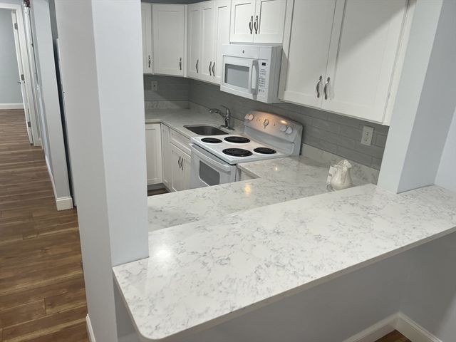 800 Bearses Way 4EC, Barnstable, MA 02601