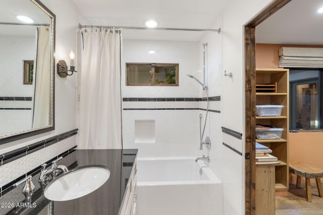 5700 N 33RD Place, Paradise Valley, AZ 85253