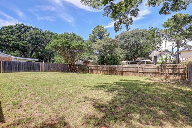500 Moss Hill Lane, Euless, TX 76039