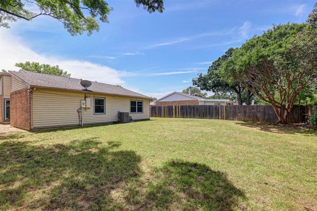 500 Moss Hill Lane, Euless, TX 76039