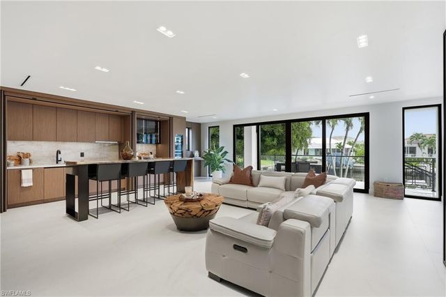 910 Beaver CT, Marco Island, FL 34145