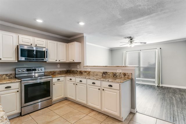 1728 Creekpoint Drive, Lewisville, TX 75067