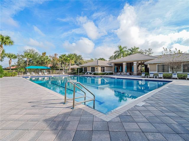 2045 Grey Falcon Circle SW, Vero Beach, FL 32962