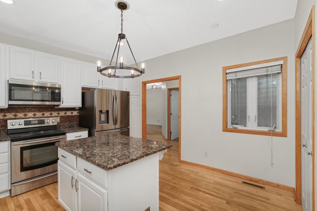 17896 Glasgow Way, Lakeville, MN 55044