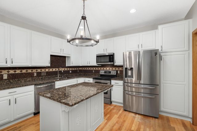 17896 Glasgow Way, Lakeville, MN 55044