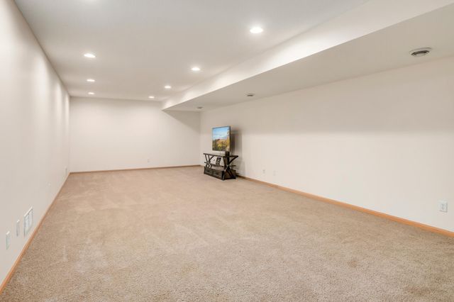 17896 Glasgow Way, Lakeville, MN 55044