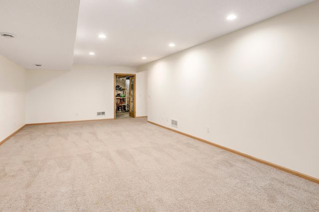 17896 Glasgow Way, Lakeville, MN 55044