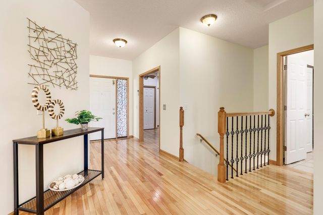 17896 Glasgow Way, Lakeville, MN 55044