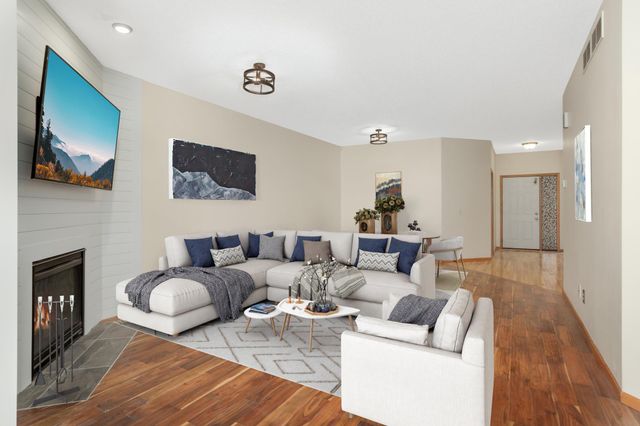 17896 Glasgow Way, Lakeville, MN 55044