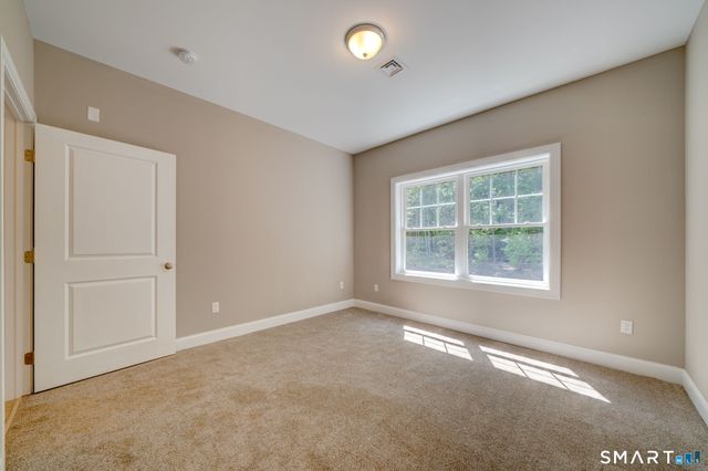 37 Hunters Lane 18, Southington, CT 06479