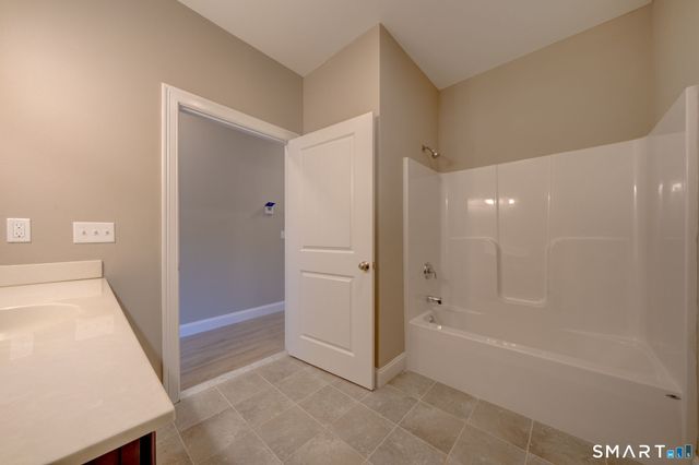 37 Hunters Lane 18, Southington, CT 06479