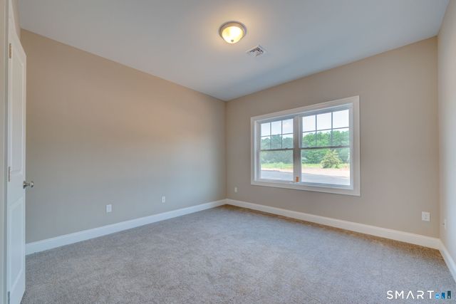 37 Hunters Lane 18, Southington, CT 06479