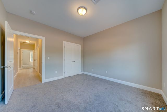 37 Hunters Lane 18, Southington, CT 06479