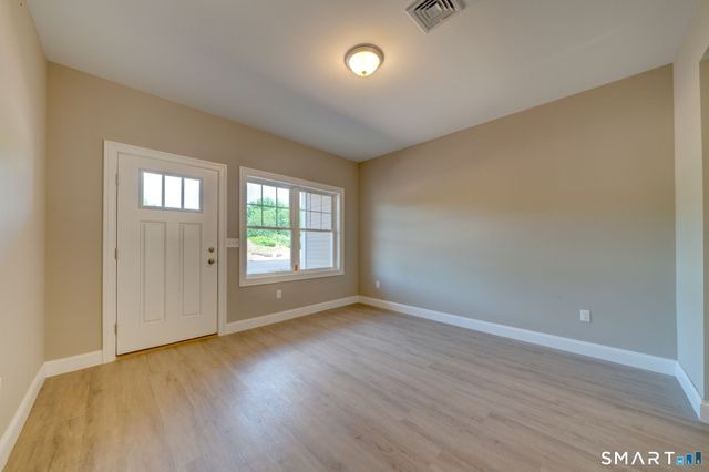37 Hunters Lane 18, Southington, CT 06479