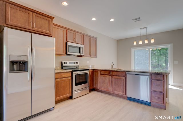 37 Hunters Lane 18, Southington, CT 06479