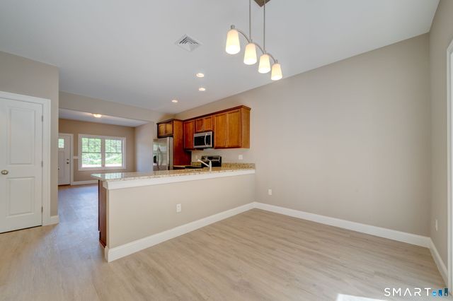 37 Hunters Lane 18, Southington, CT 06479