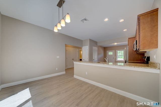 37 Hunters Lane 18, Southington, CT 06479