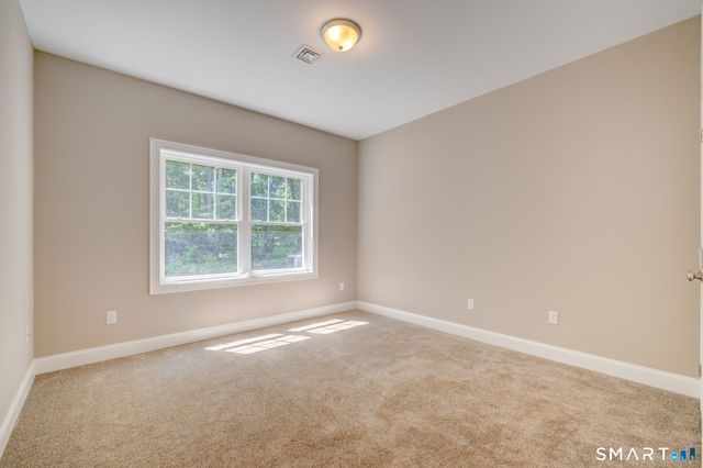 37 Hunters Lane 18, Southington, CT 06479