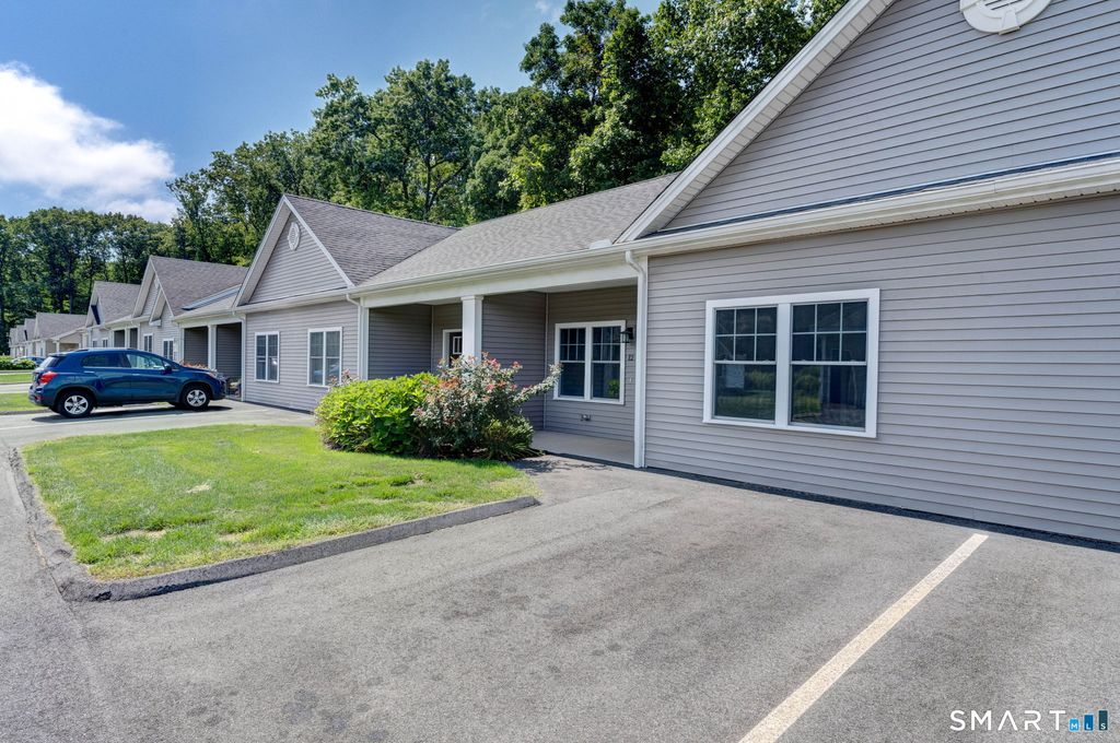 37 Hunters Lane 18, Southington, CT 06479