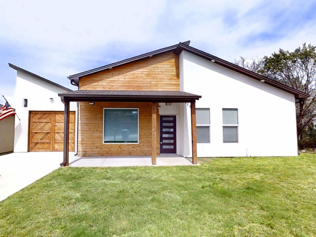 828 Indian Drive, Granbury, TX 76048