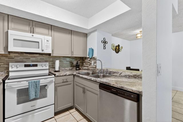 1548 SE Royal Green Circle 206, Port St. Lucie, FL 34952