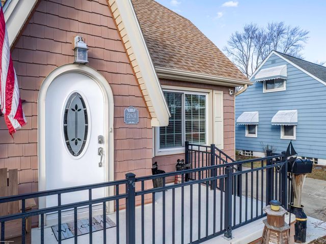 22631 Ridgeway Street, Saint Clair Shores, MI 48080