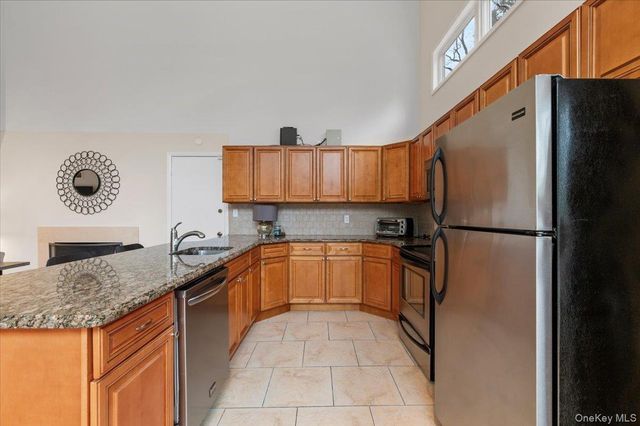 98 Squiretown Road, Hampton Bays, NY 11946